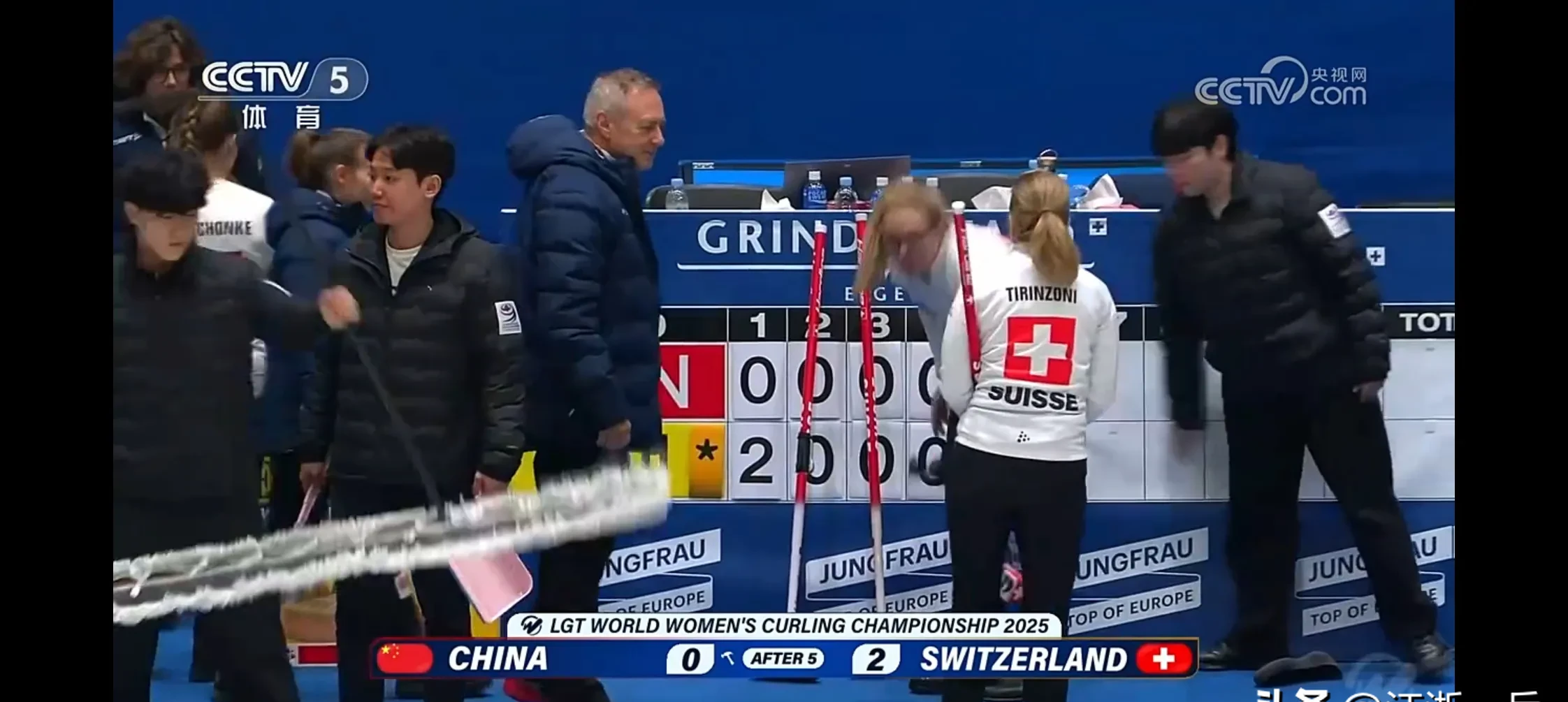 包含瑞士队压制对手，赢得关键胜利的词条