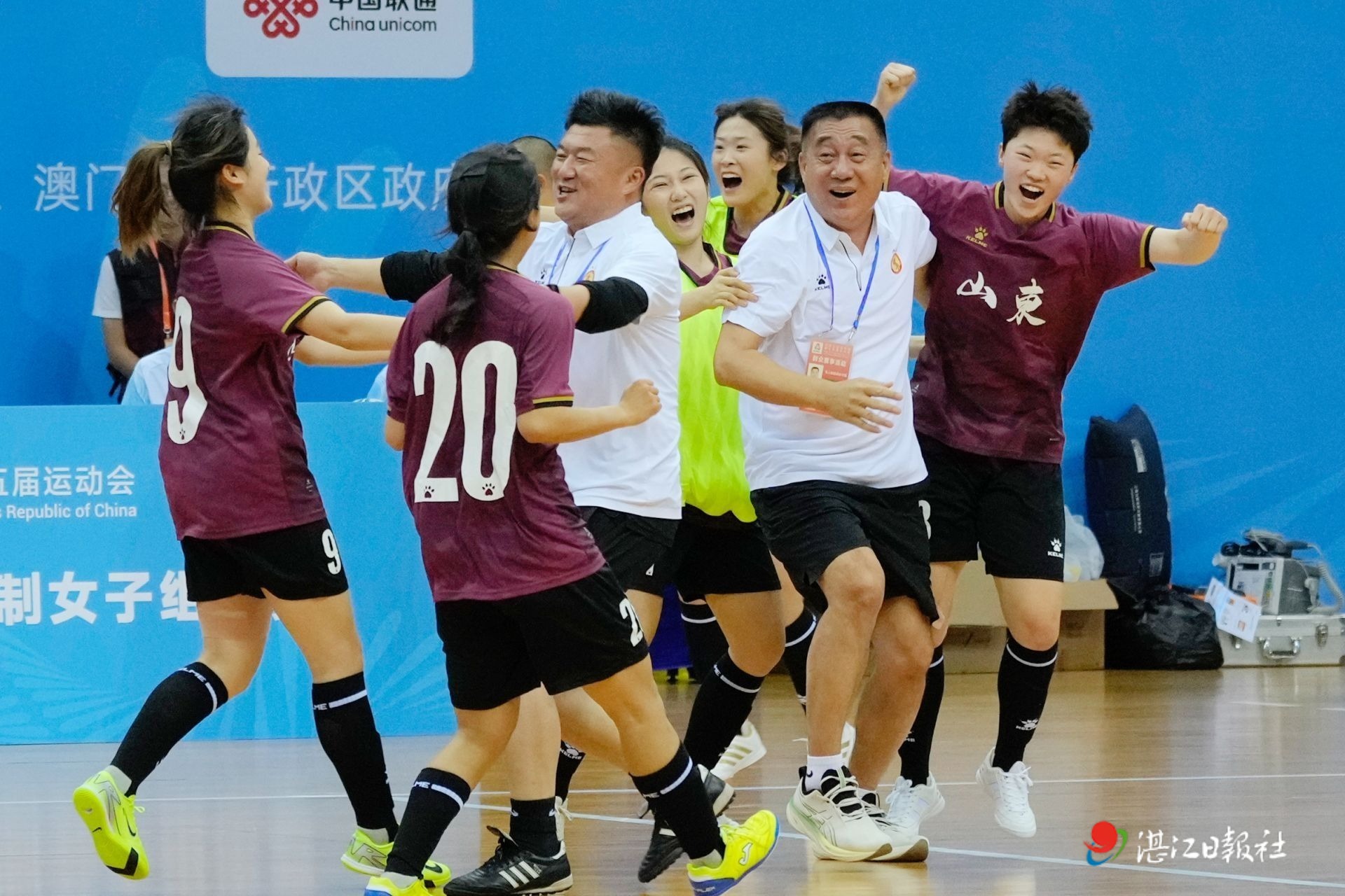 爱游戏活动-包含比赛场面多姿多彩，球员们尽情展现出自己的风采的词条