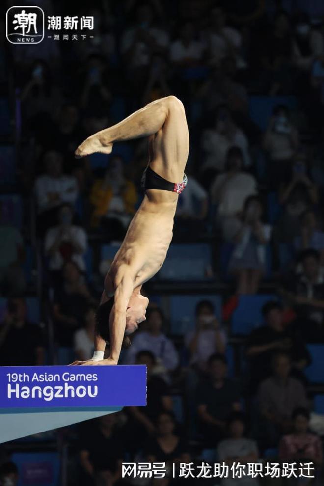 芬兰选手喜笑颜开，斩获跳水比赛银牌