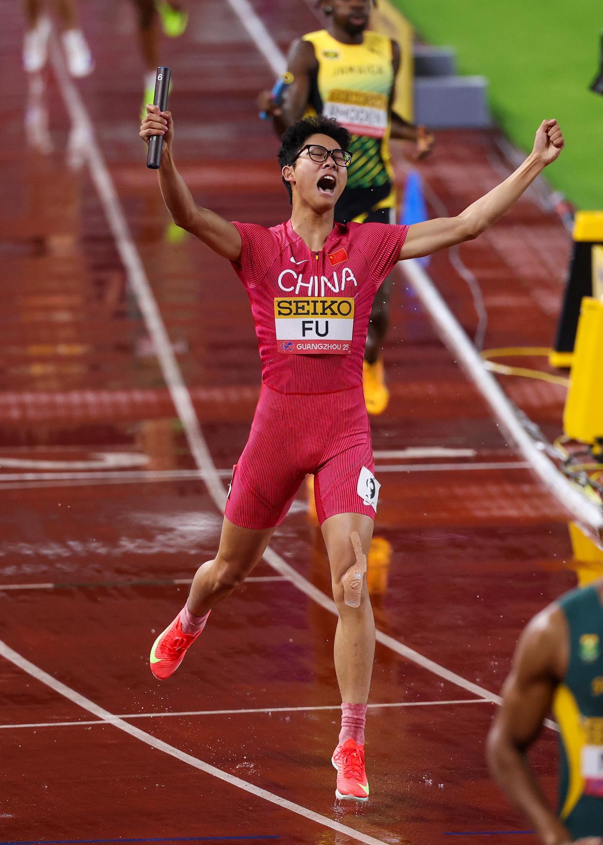 爱游戏教练-田径比赛选手全力以赴，争夺第一