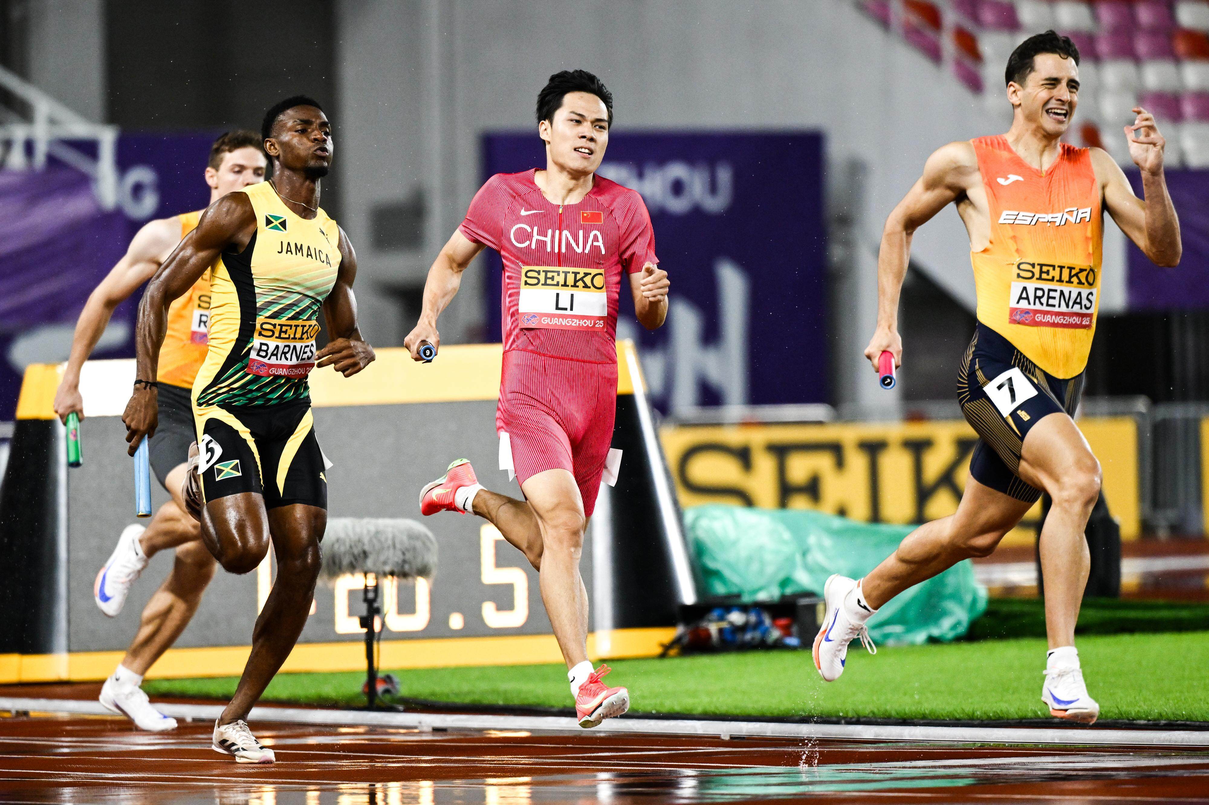 田径比赛选手全力以赴，争夺第一