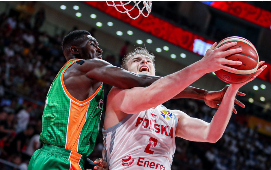 爱游戏网址-双方火爆冲突引发激烈对抗，裁判难以控制