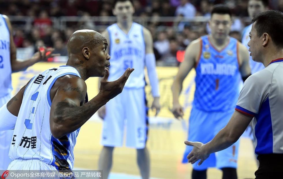 双方火爆冲突引发激烈对抗，裁判难以控制