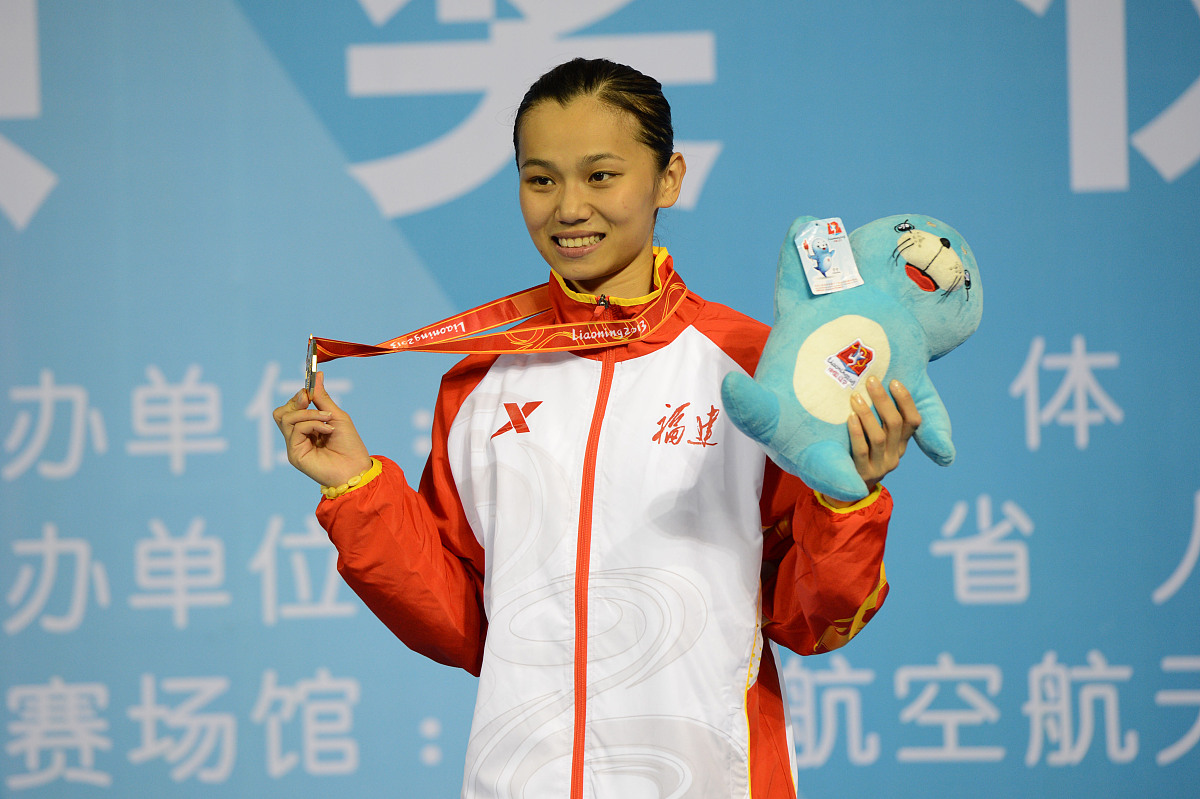 中国游泳健将夺得金牌成绩亮眼