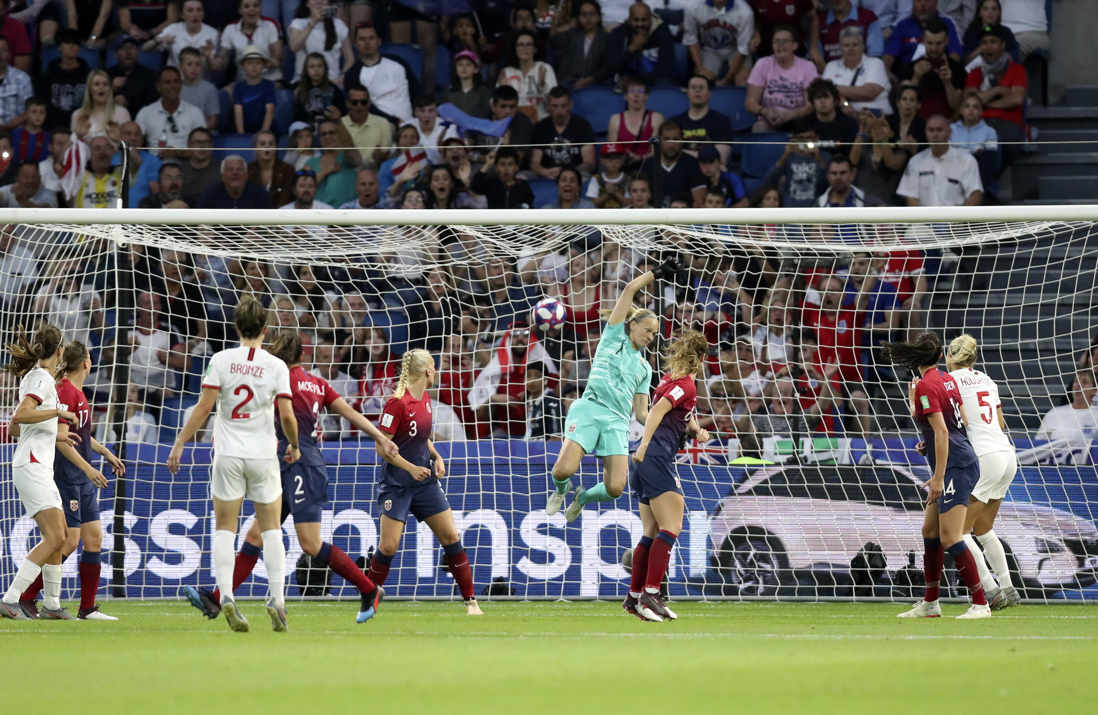 挪威队逆转胜利，成功晋级淘汰赛