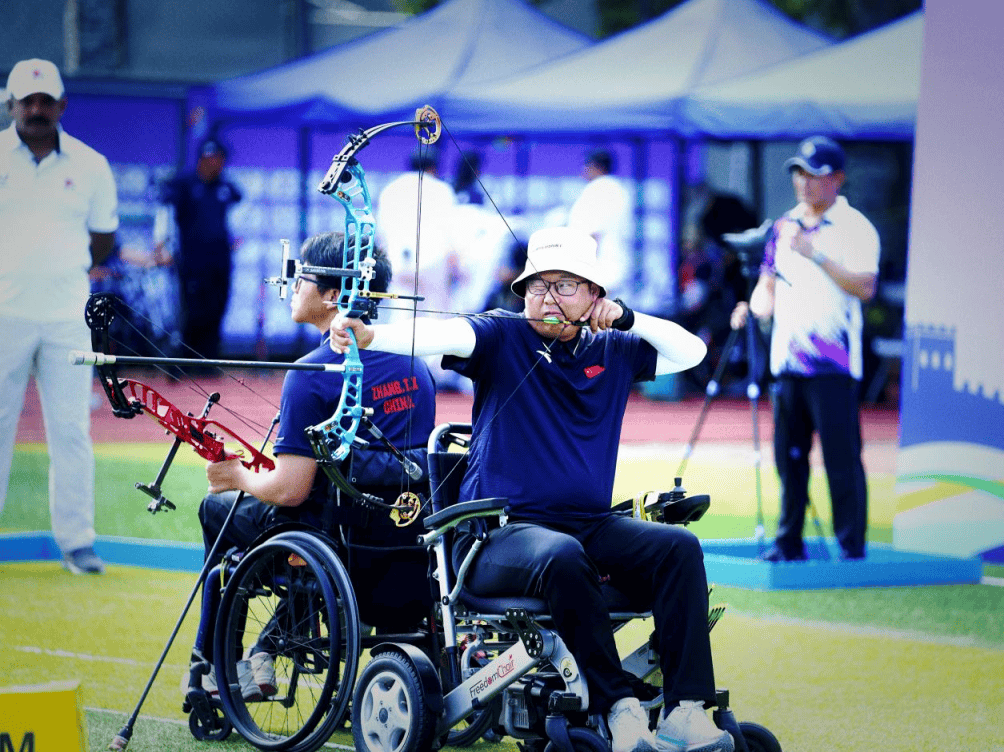 射箭比赛中选手表现出色获得奖牌