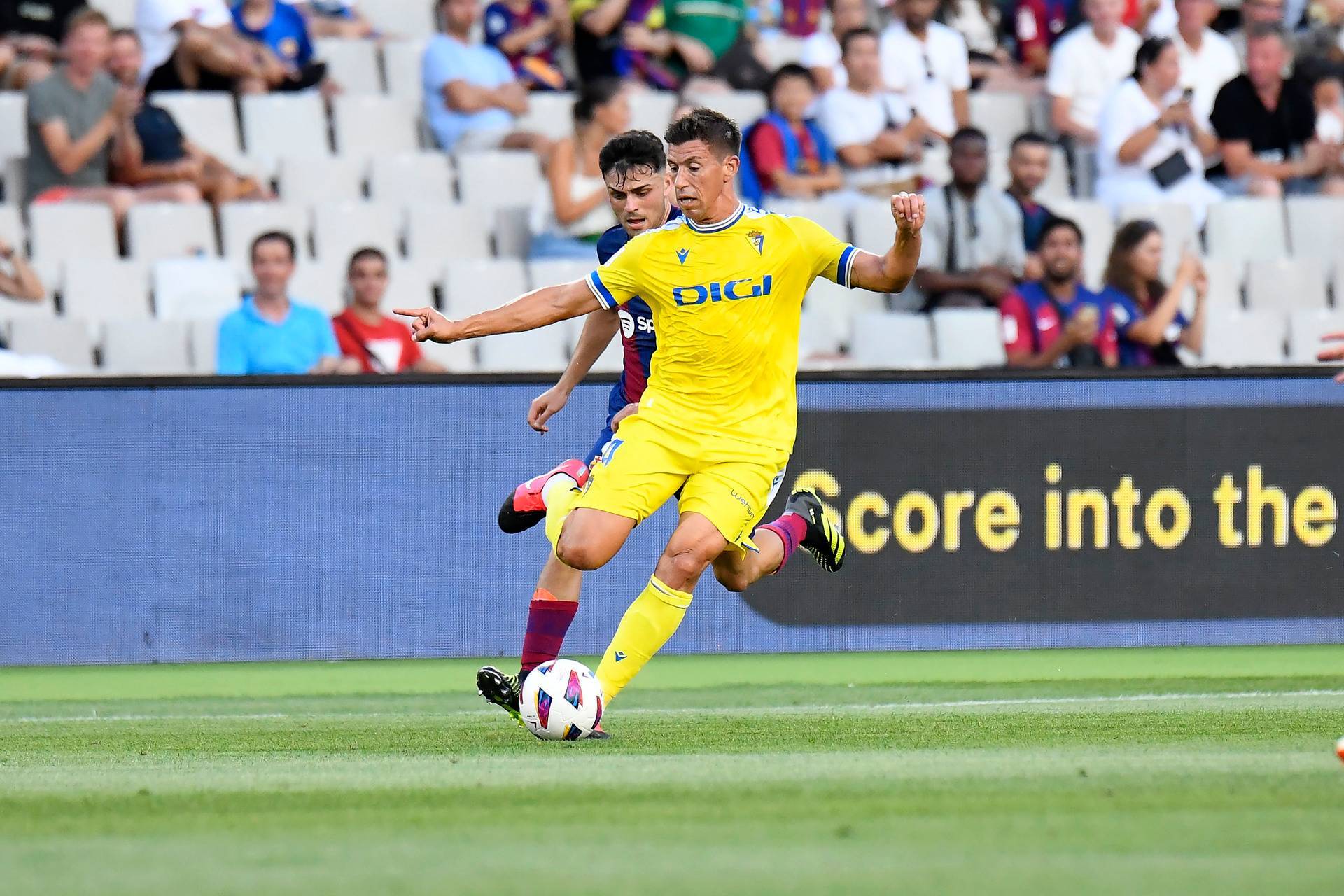 马德里竞技击败塞维利亚，西甲劲旅豪取三分