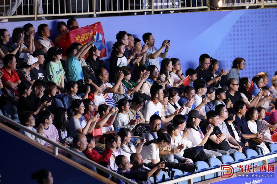 观众欢呼不断,现场壮观热闹 观众欢呼不断,现场壮观热闹