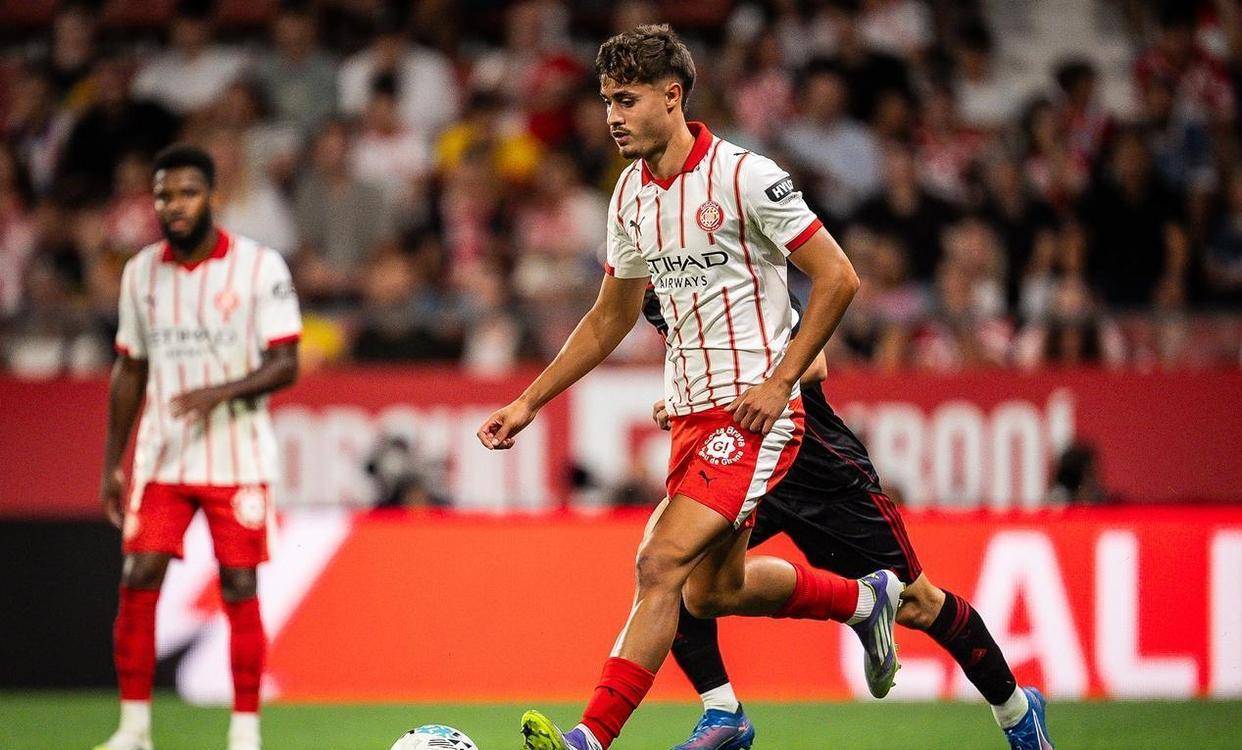 欧冠热门球队表现低迷，遭逢连败