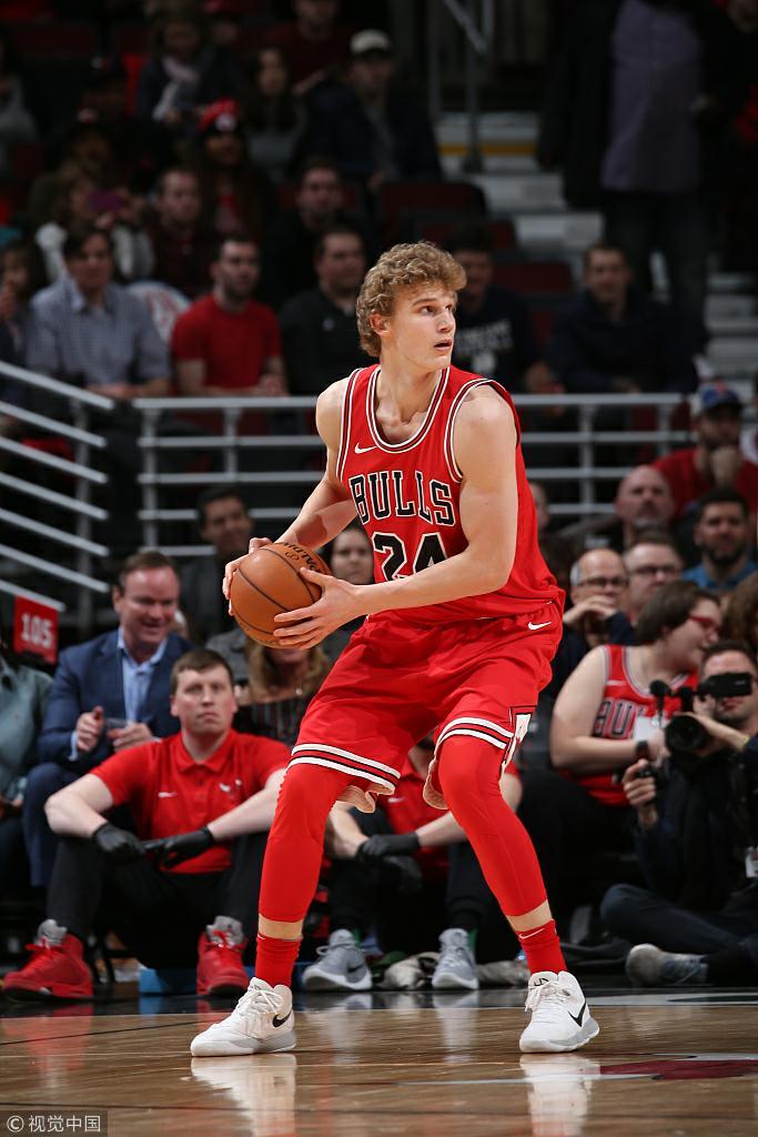 爱游戏在线登录-76人擒下热火队，西蒙斯完美表现