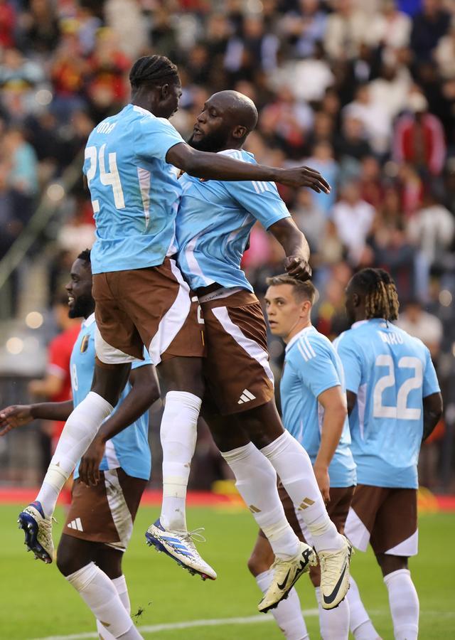 比利时队挥汗拼搏，不懈追赶