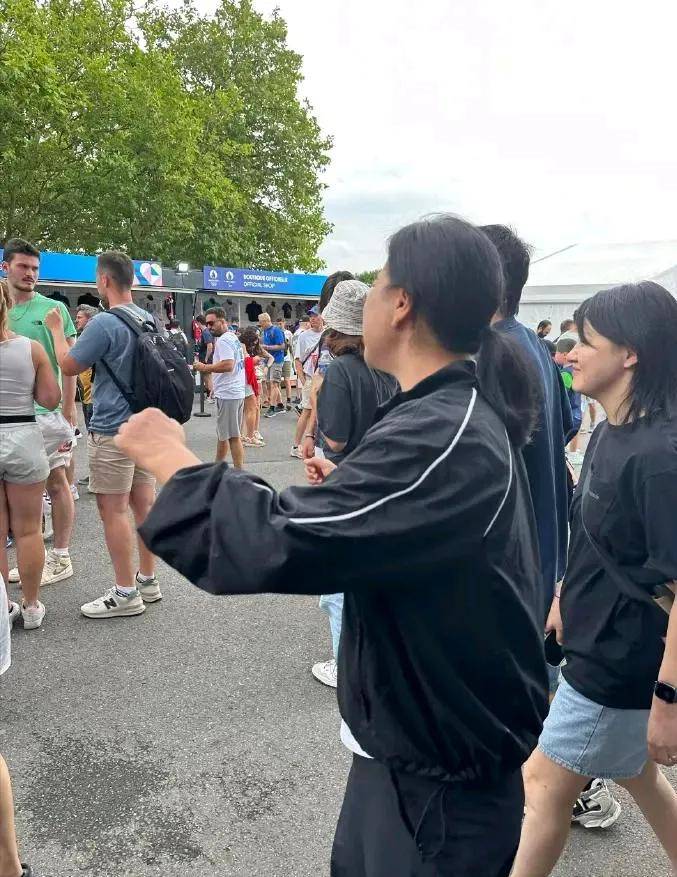 关于观众热情振臂呐喊，助威声震天的信息