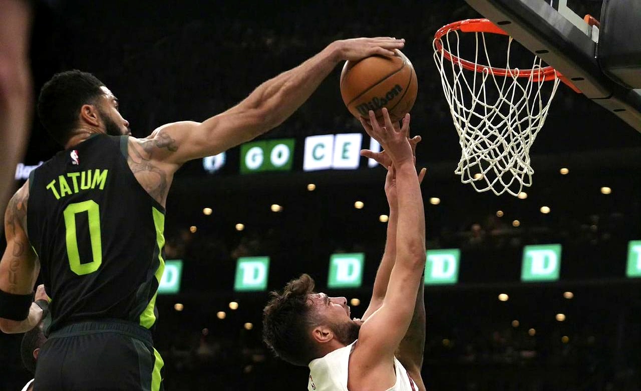 骑士队锋线防守出色,逆转战胜对手 骑士队锋线防守出色,逆转战胜对手