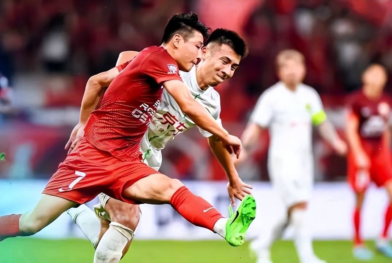 关于武汉长江主场逼平上海上港，保持积分不败的信息