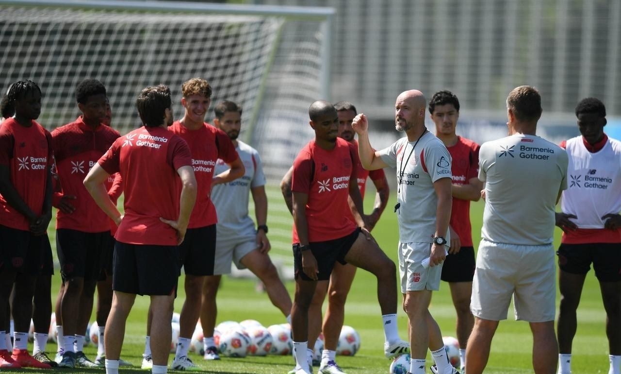 教练研究对手战术，球队备战国际大赛