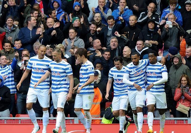 包含女王公园巡游者在精彩比赛中占据上风的词条