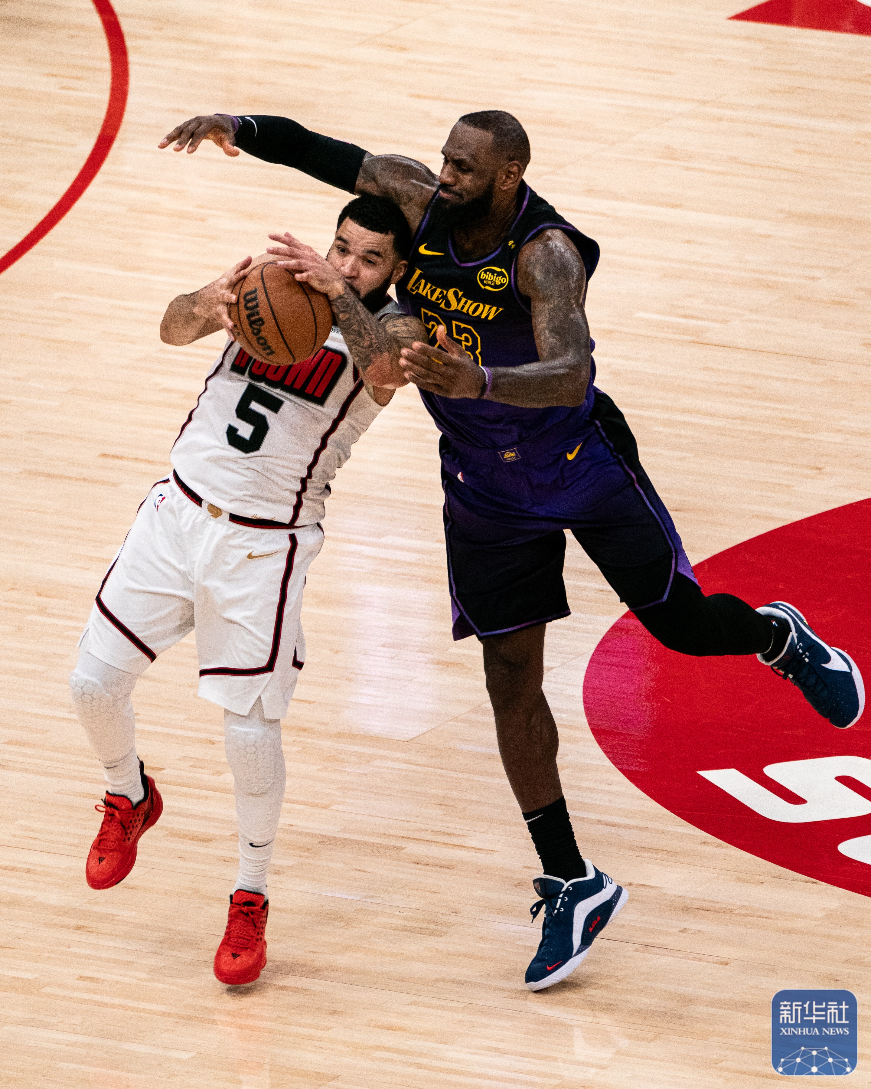 爱游戏地址-包含赛场上的篮球大战一触即发，各支队伍均渴望胜利的词条