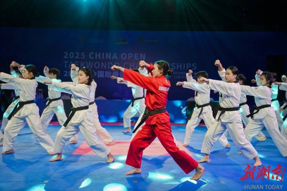 跆拳道团体搏击高手争夺桂冠 跆拳道团体搏击高手争夺桂冠