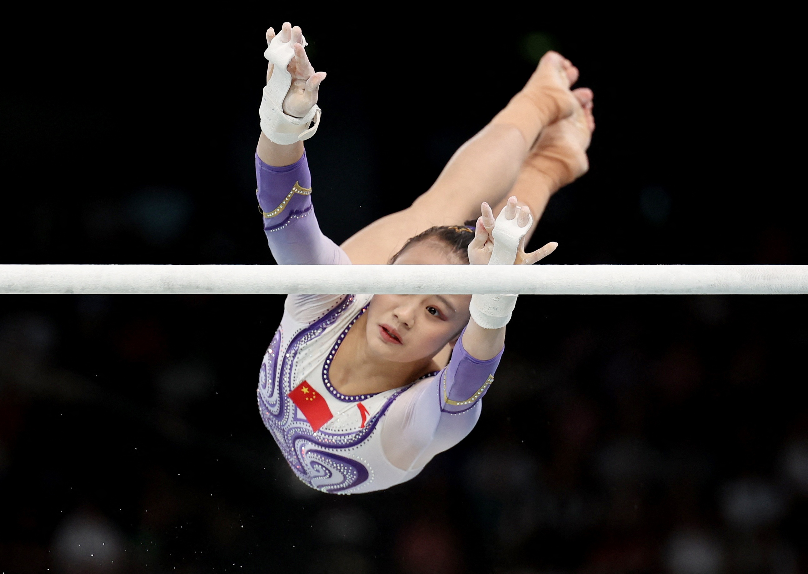 关于体操比赛技压群雄，选手斩获头名的信息