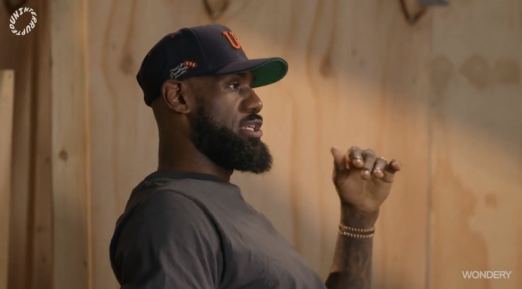 关于明星球员抢尽风头，话题性十足的信息