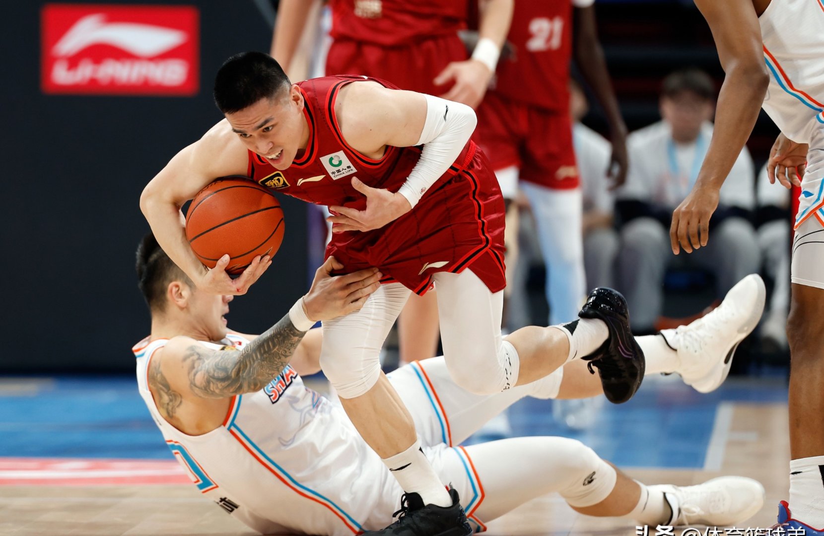 爱游戏直播-包含篮球巨星领衔球队击败对手，取得胜利的词条