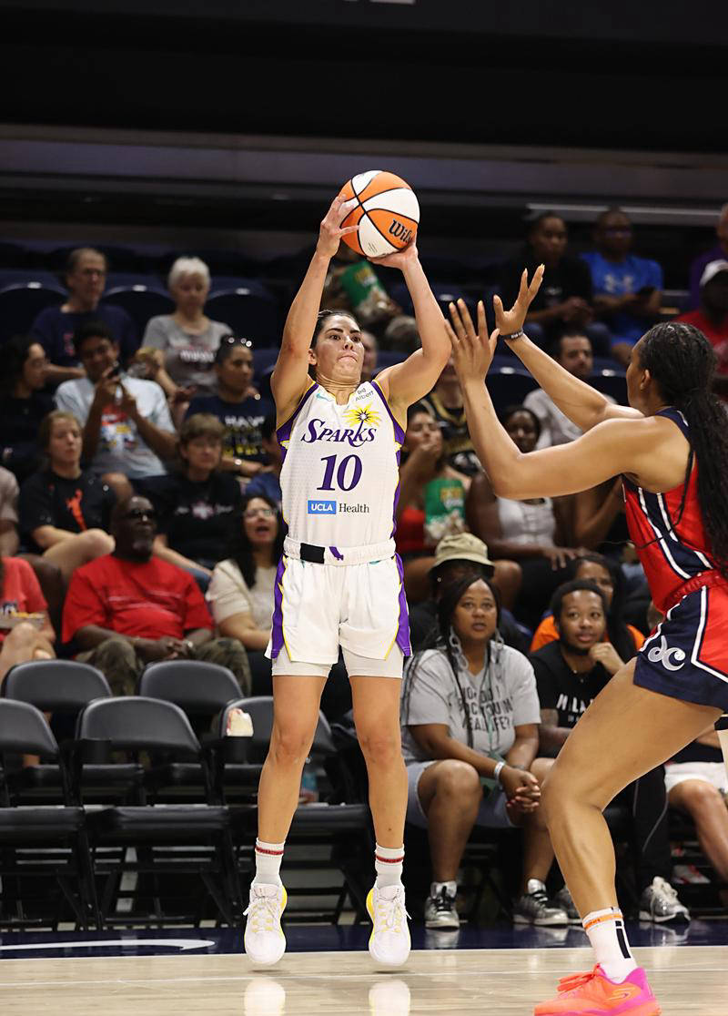 爱游戏链接-运动员们实力全开,运动场上形成火花