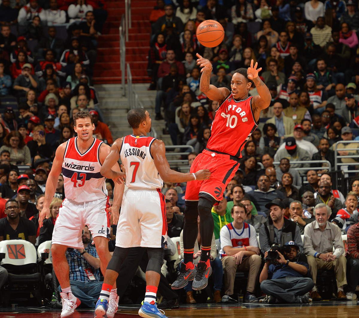 运动员们实力全开，运动场上形成火花