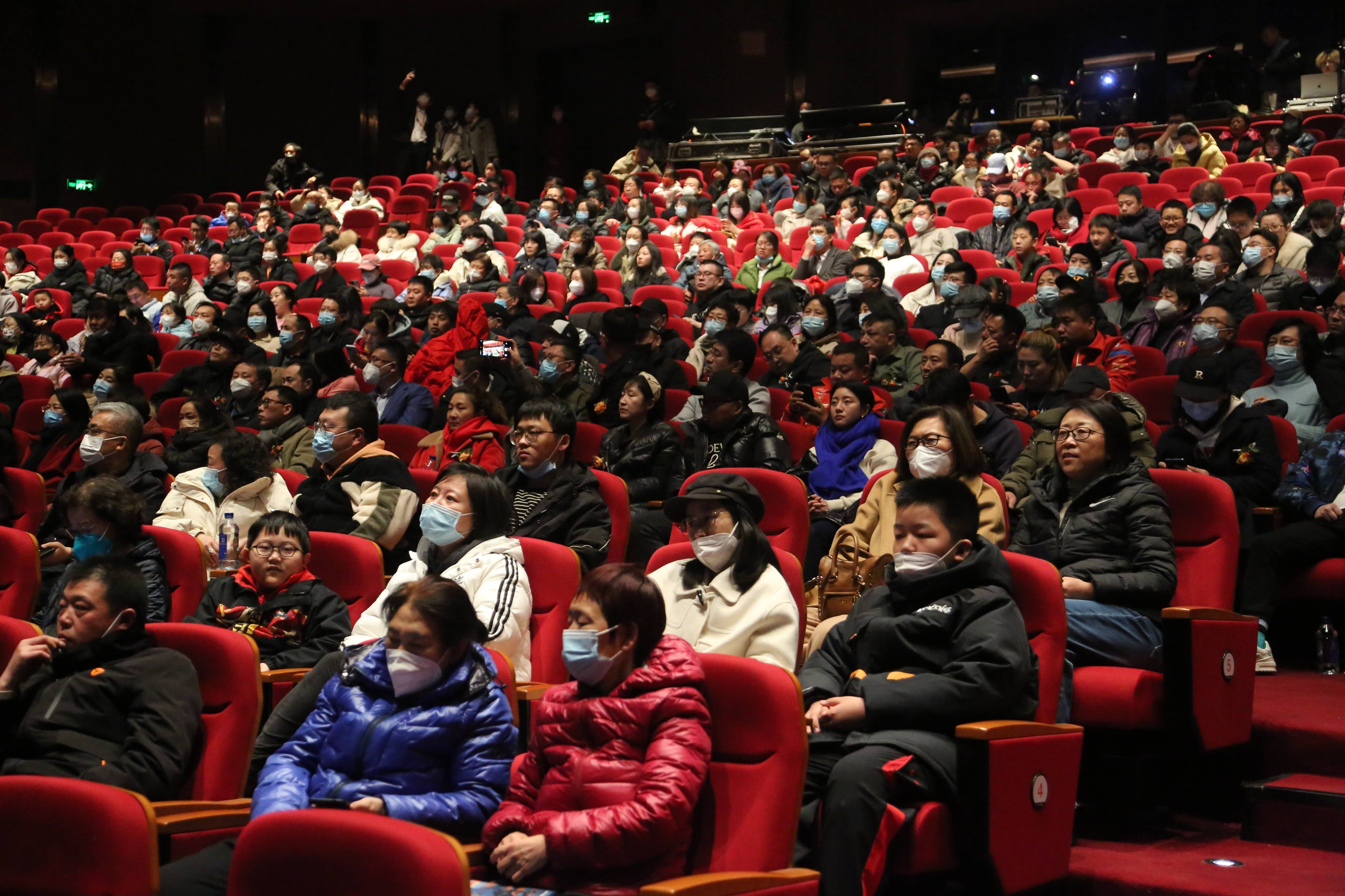 包含观众热情高涨,现场气氛热烈到极致的词条 包含观众热情高涨,现场气氛热烈到极致的词条